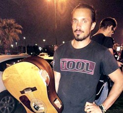 Oπαδός των Tool σταματά με την κιθάρα του τρομοκράτη στο Τελ Αβίβ! 