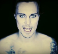 Ο Ville Valo διασκευάζει ABBA (video) 