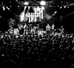 Ακούστε σε πρώτη μετάδοση ένα νέο τραγούδι από τους Wang Wen 