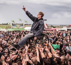 Fan των NOFX κάνει crowd surf με το αναπηρικό καροτσάκι του 