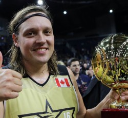 Ο Win Butler των Arcade Fire φιμώνεται σε αγώνα του NBA 