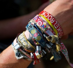 Τα περικάρπια των φεστιβάλ περιέχουν 20 φορές περισσότερα βακτήρια από τα ρούχα 