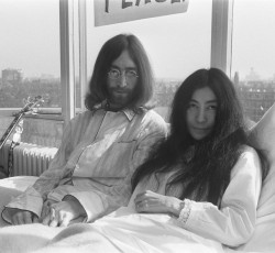 Η Yoko Ono και τα αιματοβαμμένα γυαλιά της κάνουν έκκληση για έλεγχο οπλοκατοχής