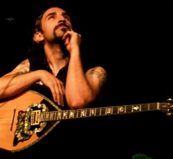 Βαρύ ζεϊμπέκικο το κεντρικό τραγούδι του νέου δίσκου του συνιδρυτή των Orphaned Land 