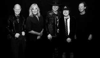 Οι AC/DC καλούν την σερβιτόρα που έγινε viral λόγω του ρατσιστικού σημειώματος που έλαβε