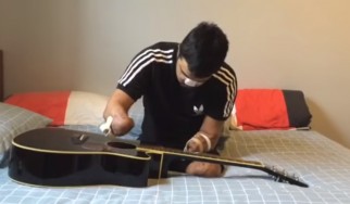 Κιθαρίστας ξαναμαθαίνει κιθάρα αφότου χάνει και τα τέσσερα μέλη του (video)