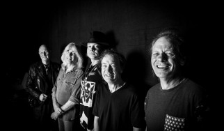 Angus Young: «O Axl όλο ζητάει κι άλλες συναυλίες με τους AC/DC»