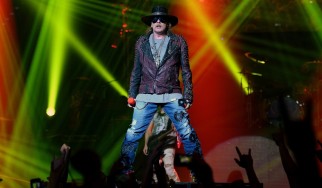 Ο Axl Rose όρθιος ξανά σε live των AC/DC