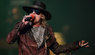 Ο Axl Rose απαντάει σε ερωτήσεις παπαράτσι (video)