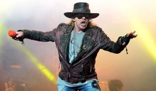 O Axl Rose παρουσιάζει ομοίωμα του Tramp σε συναυλία στο Μεξικό και προσκαλεί fans στη σκηνή