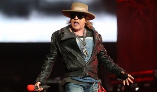 Ανιψιός Αngus Young: «Ναι, αληθεύουν οι φήμες για Axl Rose και AC/DC»