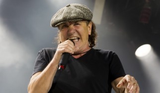 Ο Brian Johnson οικοδεσπότης ραδιοφωνικής εκπομπής
