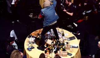 O τραγουδιστής των Bring Me the Horizon κατέστρεψε το τραπέζι των Coldplay!