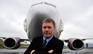 Ο Bruce Dickinson κάνει ξενάγηση στο αεροπλάνο των Iron Maiden (video)  