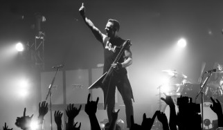 Οι Bullet For My Valentine ανεβάζουν fan στη σκηνή και του δίνουν κιθάρα…