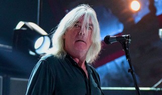 O Angus Young αποχαιρετά επί σκηνής τον Cliff Williams
