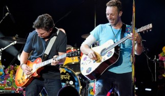 Ο Michael J. Fox και οι Coldplay παιζουν live κομμάτια από το "Back Τo Τhe Future" (video)