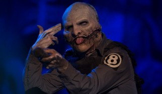 Ο Corey Taylor πετάει στο έδαφος κινητό μέλους του κοινού