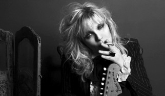 Η μεθυσμένη Courtney Love φεύγει «κλοτσηδόν» από πάρτυ των Guns N’ Roses