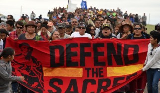 Στο νέο του video, ο Neil Young ενώνει την φωνή του με τους Ινδιάνους της Βόρειας Ντακότα