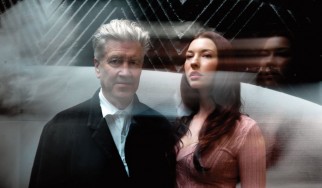 David Lynch και Chrysta Bell μας παρασύρουν σε μια αισθησιακή νυχτερινή βόλτα με το αυτοκίνητο (video)