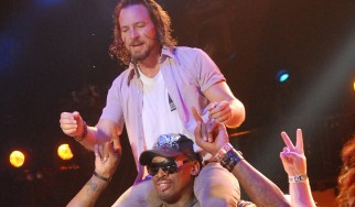 Ο Eddie Vedder τραγουδάει στην …αγκαλιά του Dennis Rodman (video)