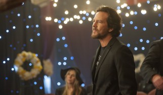 Ο Eddie Vedder χαρίζει 10.000 δολάρια σε επταμελή οικογένεια για τα Χριστούγεννα
