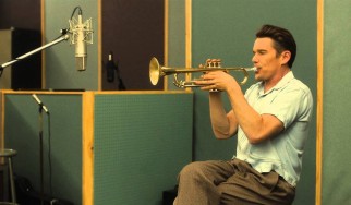 Ακούστε τον Ethan Hawke να τραγουδά jazz