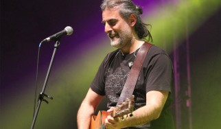 Ο Φίλιππος Πλιάτσικας παρουσιάζει "το rock της δυτικής όχθης" στο Θέατρο Πέτρας. Κερδίστε προσκλήσεις!