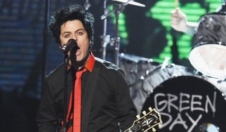 Δείτε τους Green Day να τραγουδούν "No Trump, No KKK, No Fascist USA" (video)