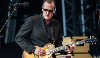 Joe Bonamassa: «...Για να ξέρεις πώς είναι να τρως μια 51 Fender No-caster στο κεφάλι!»