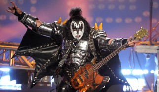 Τούμπα του Gene Simmons επί σκηνής (video)