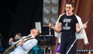 Οι Last Shadow Puppets αποτίουν φόρο τιμής στον David Bowie