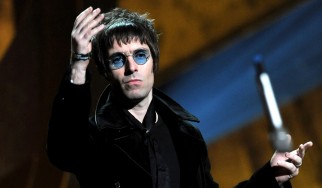 Ο Liam Gallagher απειλεί να σφαλιαρίσει fan των Oasis (video)