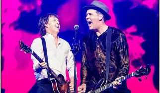 Ο Krist Novoselic των Nirvana και o Paul McCartney μαζί στη σκηνή