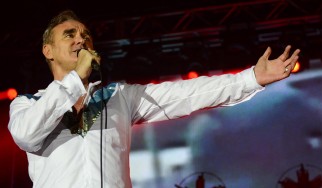 O Morrissey προκαλεί το κοινό «ξεχνώντας» τον David Bowie