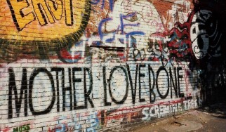Box set με την ιστορία των Mother Love Bone από τις «στάχτες» των οποίων δημιουργήθηκαν οι Pearl Jam