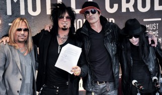 Μήνυση στους Motley Crue για νεροπίστολα γεμάτα με ούρα επί σκηνής!