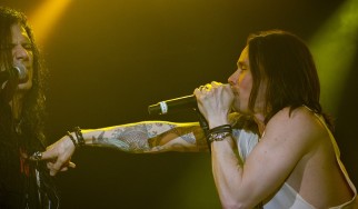 Ο Myles Kennedy των Alter Bridge διασκευάζει AC/DC μαζί με τους Steel Panther (video)