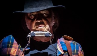 Ο Neil Young στο πλευρό «ινδιάνων» διαδηλωτών