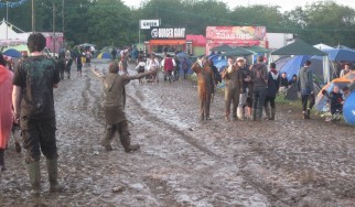 Χορεύοντας στην …λάσπη (video)
