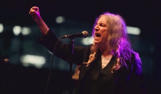H Patti Smith και Michael Stipe τραγουδούν για τα θύματα της πυρκαγιάς του Oakland