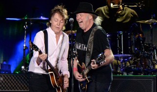 Ο Paul McCartney και ο Neil Young διασκευάζουν Beatles σε ζωντανή τους εμφάνιση
