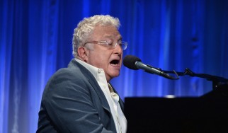 O Randy Newman κάνει τραγούδι τον …«χωρίς πουκάμισο» Πούτιν