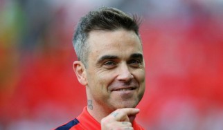 Robbie Williams: «Έστειλα ένα από τα βραβεία μουσικής που έχω κερδίσει στον… Wayne Rooney»