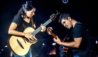 Rob Trujillo και Marty Friedman στη σκηνή με τους Rodrigo Y Gabriela