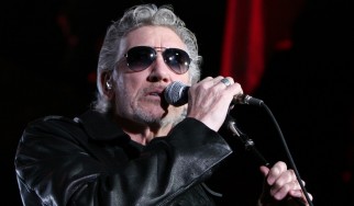 Ο Roger Waters υπογράφει χρησιμοποιώντας ονόματα μεγάλων μουσικών της jazz