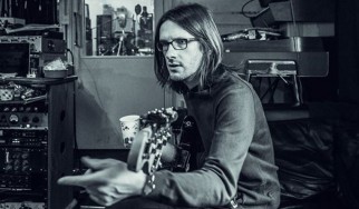 Mε τα... μούτρα στη δουλειά ο Steven Wilson