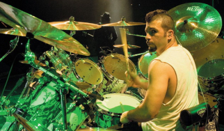 Ο John Dolmayan των System Of A Down θέλει να υιοθετήσει ένα παιδί από τη Συρία