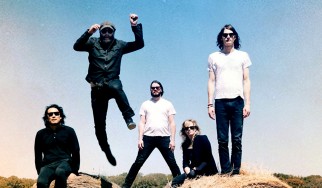 Οι Black Angels διασκευάζουν Beach Boys και παρουσιάζουν το νέο τραγούδι τους